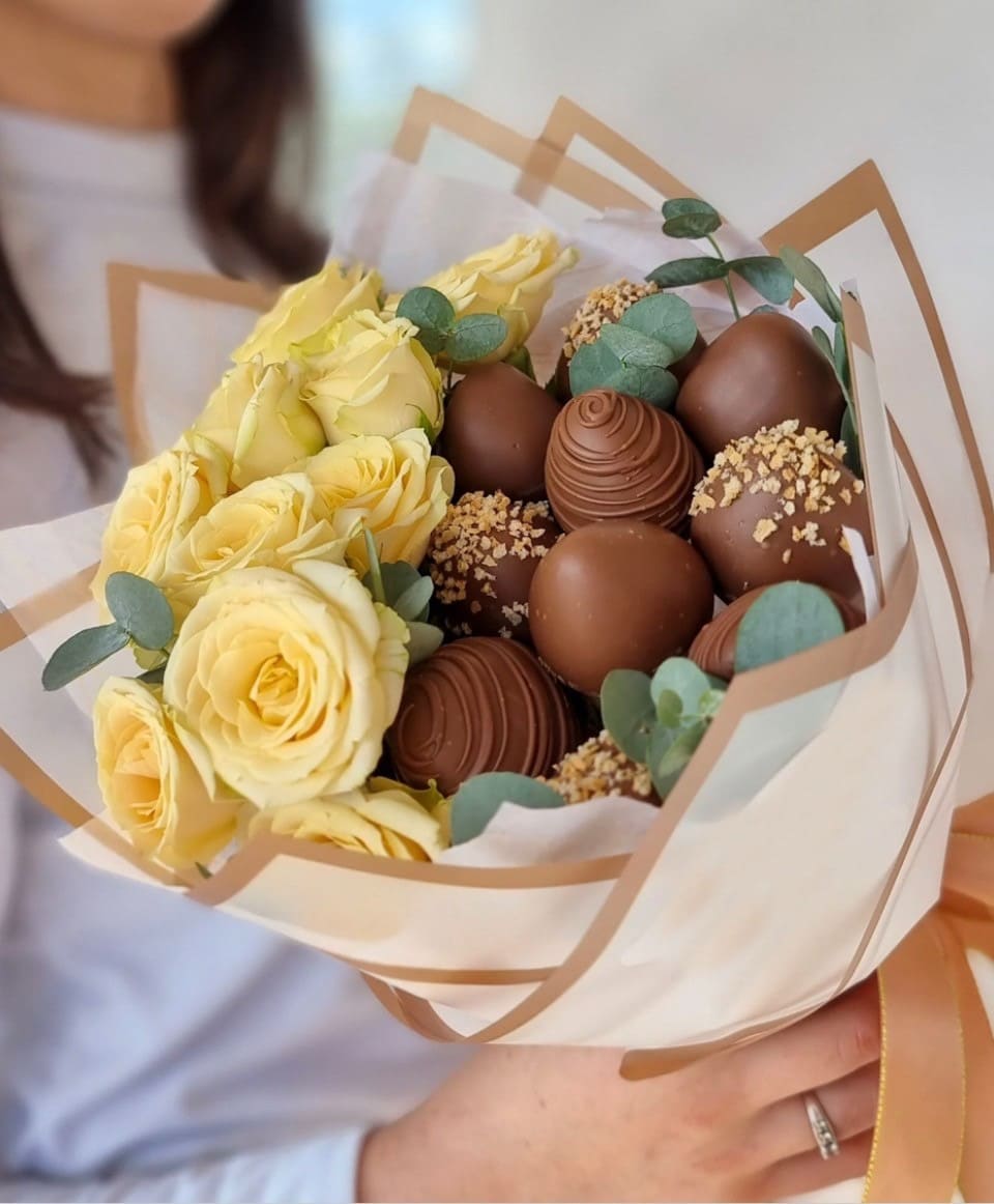 № 213. Букет из клубники в шоколаде и кустовых роз