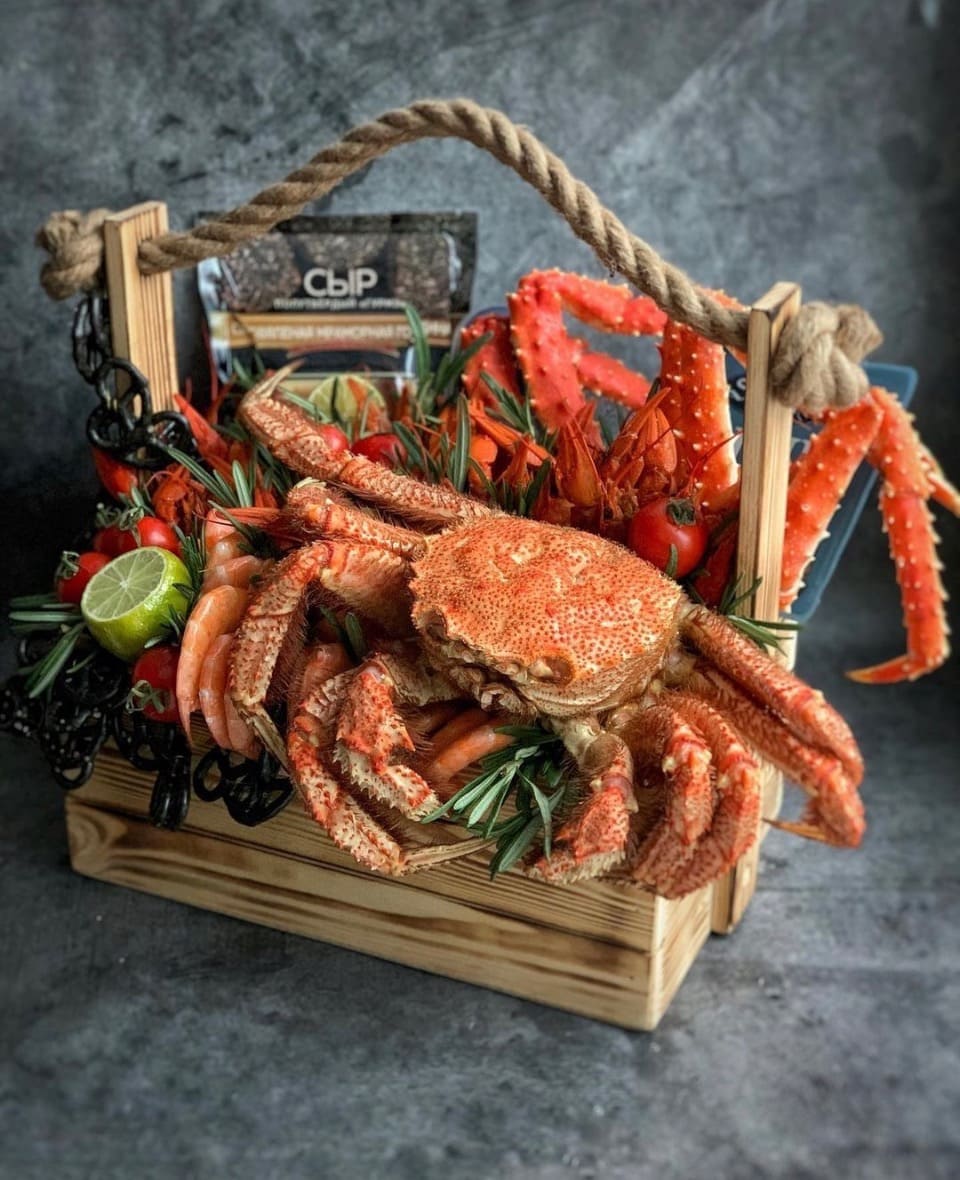 № 99. Букет с крабом, клешнями, раками и креветками