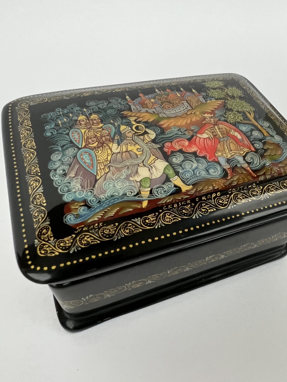 № 104G. Шкатулка лаковая миниатюра « Сказка о Царе Салтане» Палех Авторская Ручная роспись (Размер: 8,5*6,5*4,5 см) — изображение 4