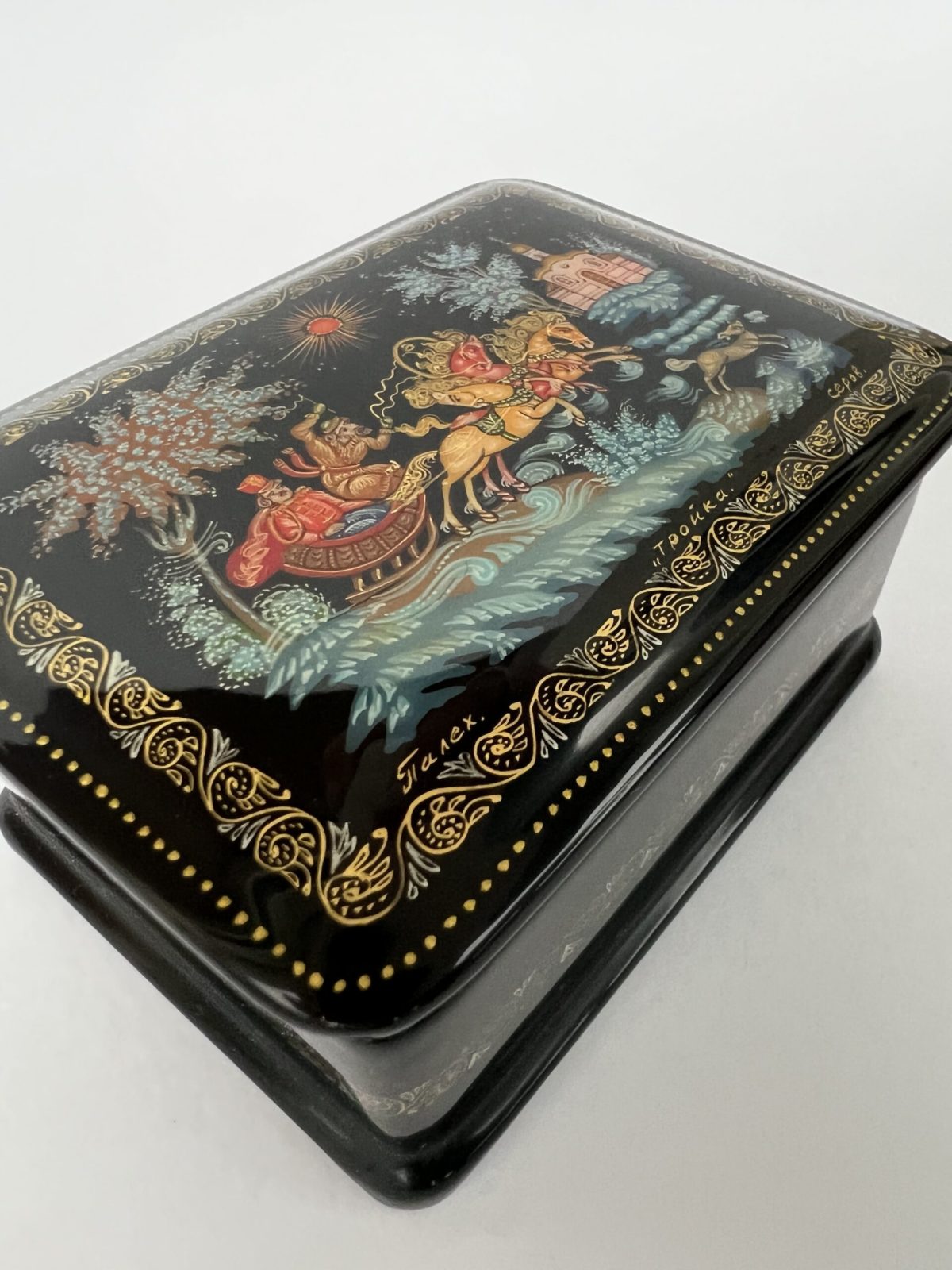 № 103G. Шкатулка лаковая миниатюра «Тройка» Палех Авторская Ручная роспись (Размер: 8,5*6,5*4,5 см) — изображение 3