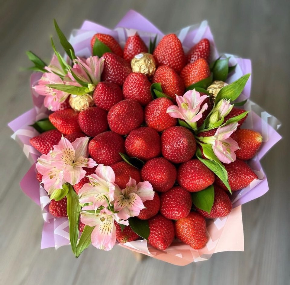 № 245. Букет из клубники и цветов