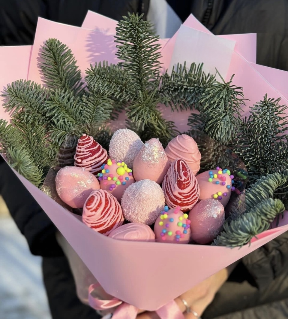 № 159. Букет из клубники в шоколаде и еловых веточек
