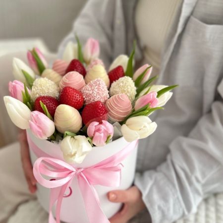 № 326. Букет из клубники в шоколаде и тюльпанов