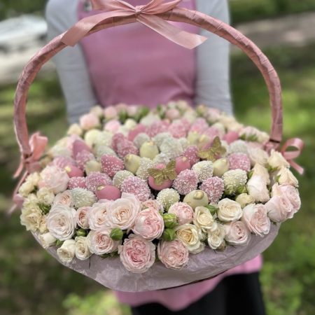 № 354. Большая корзина клубники в шоколаде с цветами.