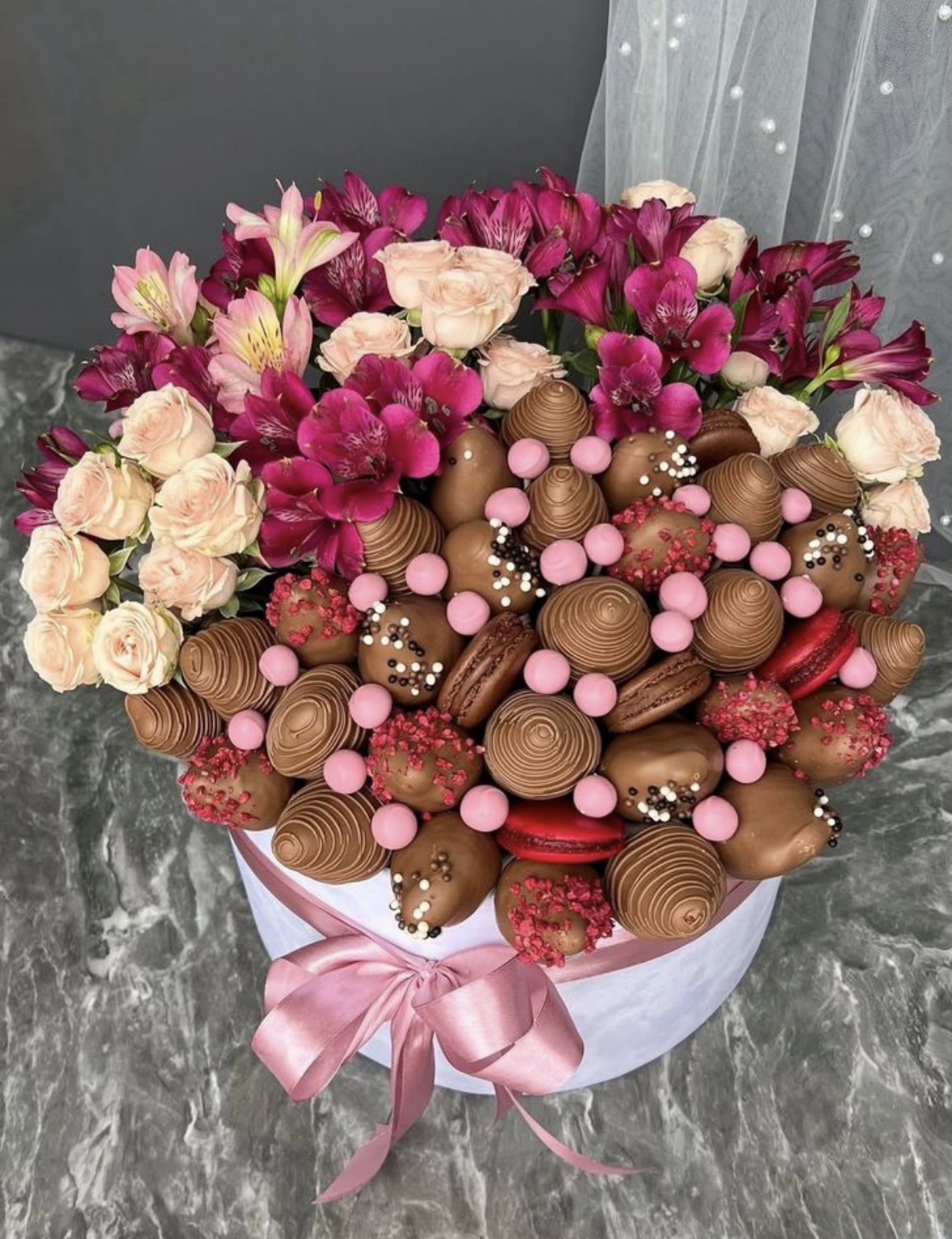 № 345. Шляпная коробка из клубники в шоколаде, макарун и цветов «Шоколадное творение».