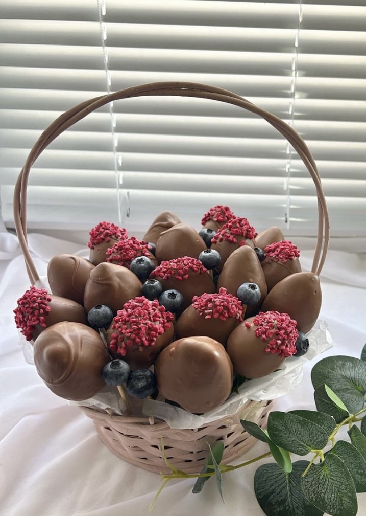 № 86. Корзина из клубники в шоколаде и голубики «Париж».